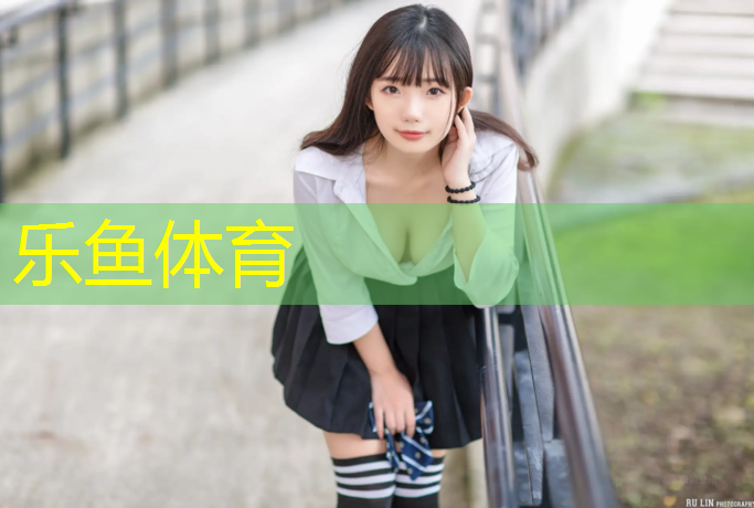 乐鱼体育,站立哑铃练胸肌的三个动作